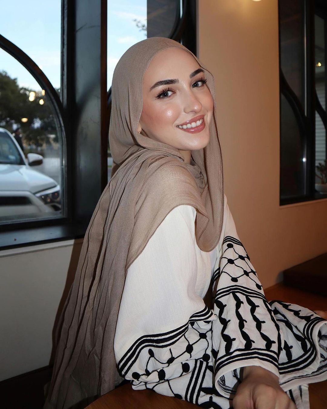 Keffiyeh Abaya - White