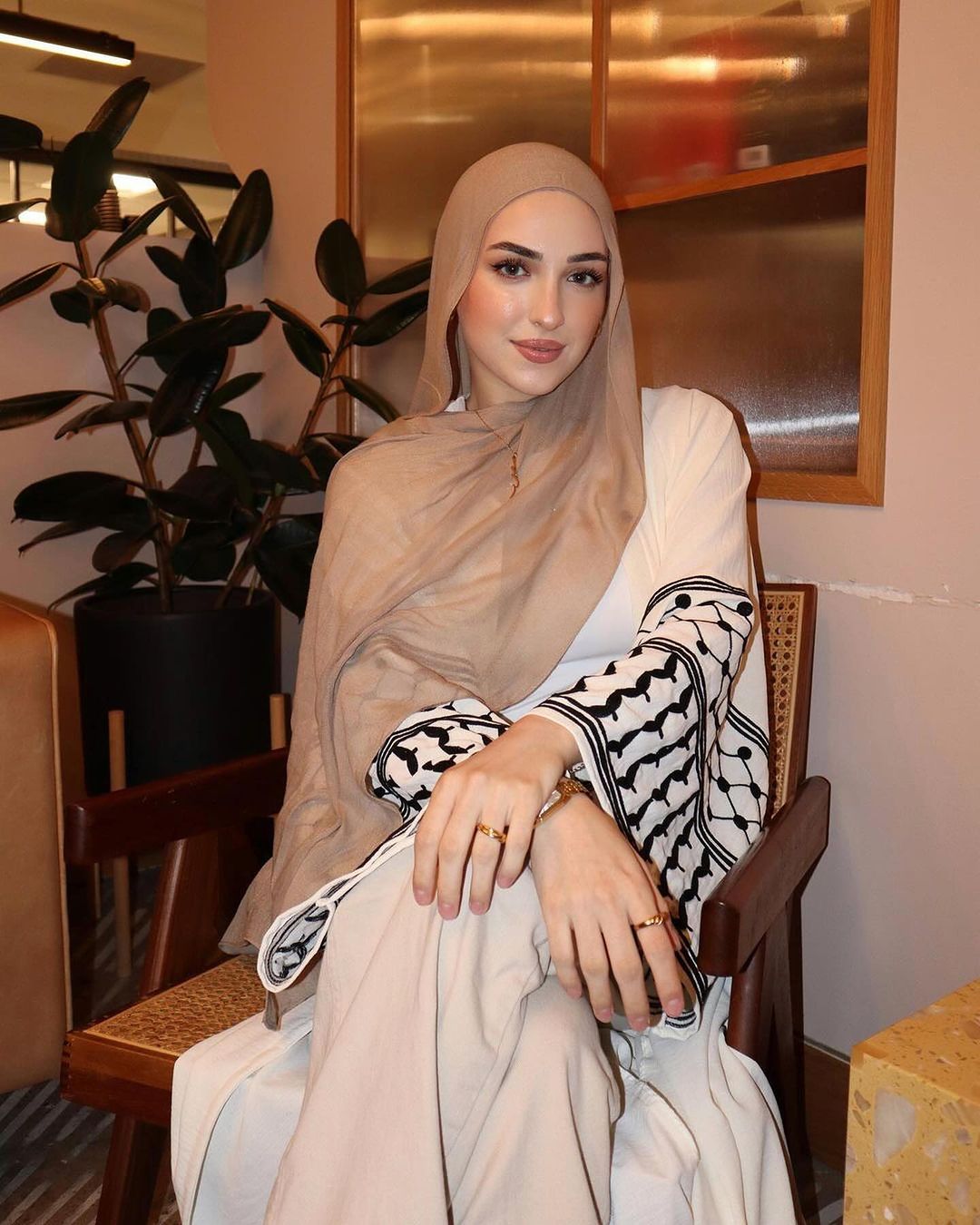 Keffiyeh Abaya - White