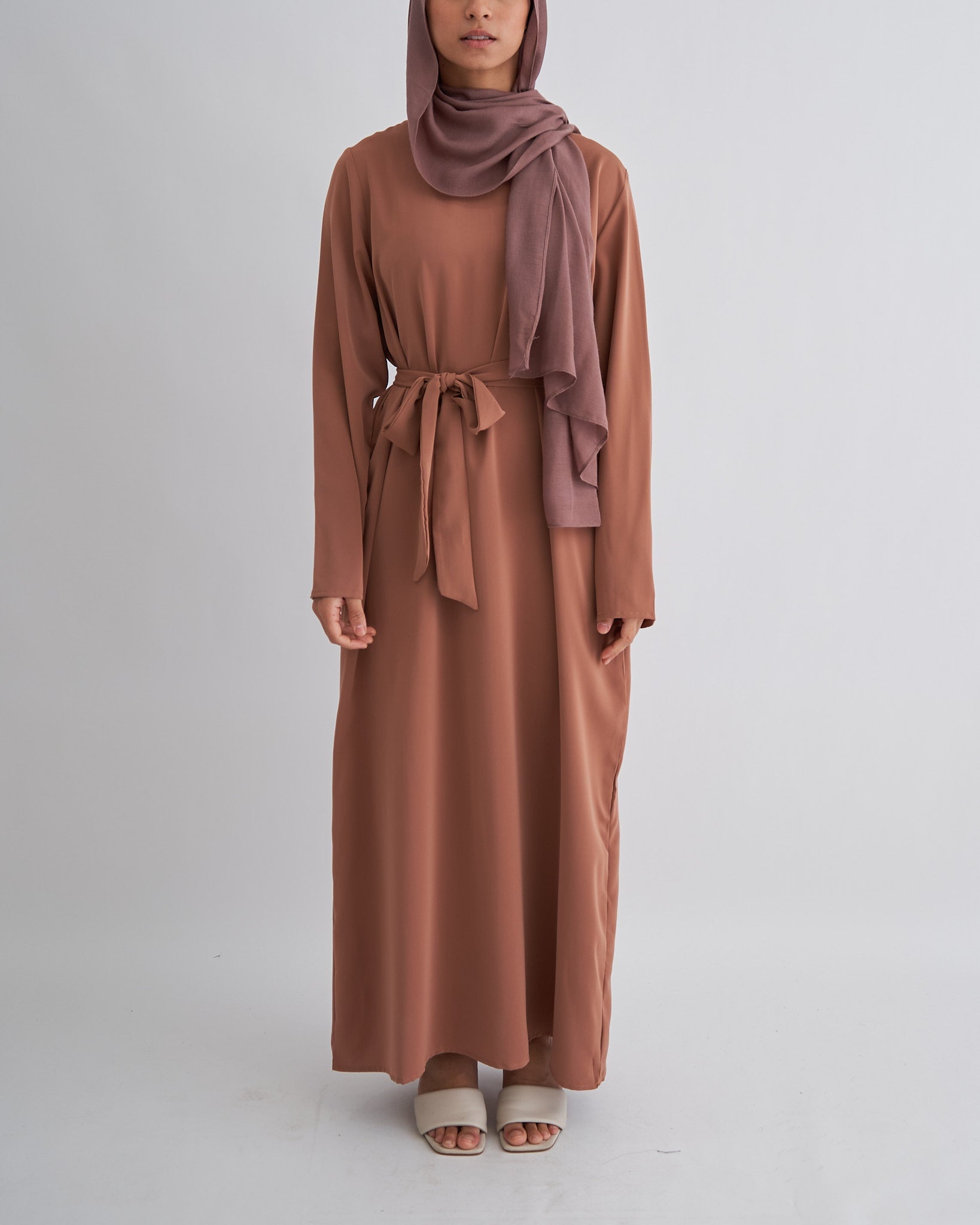 Essential Abaya mit Taschen - Braun