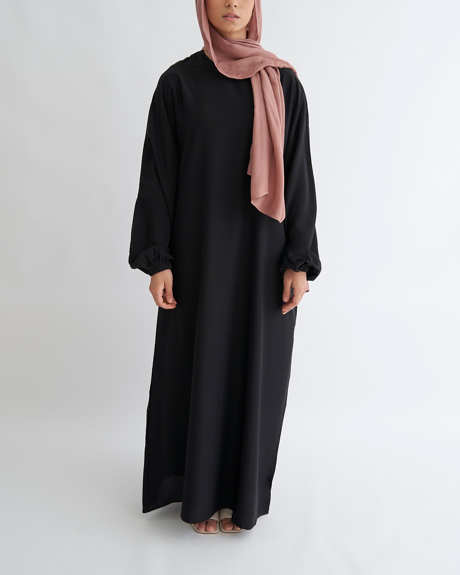 Essential Abaya mit Manschetten - Schwarz