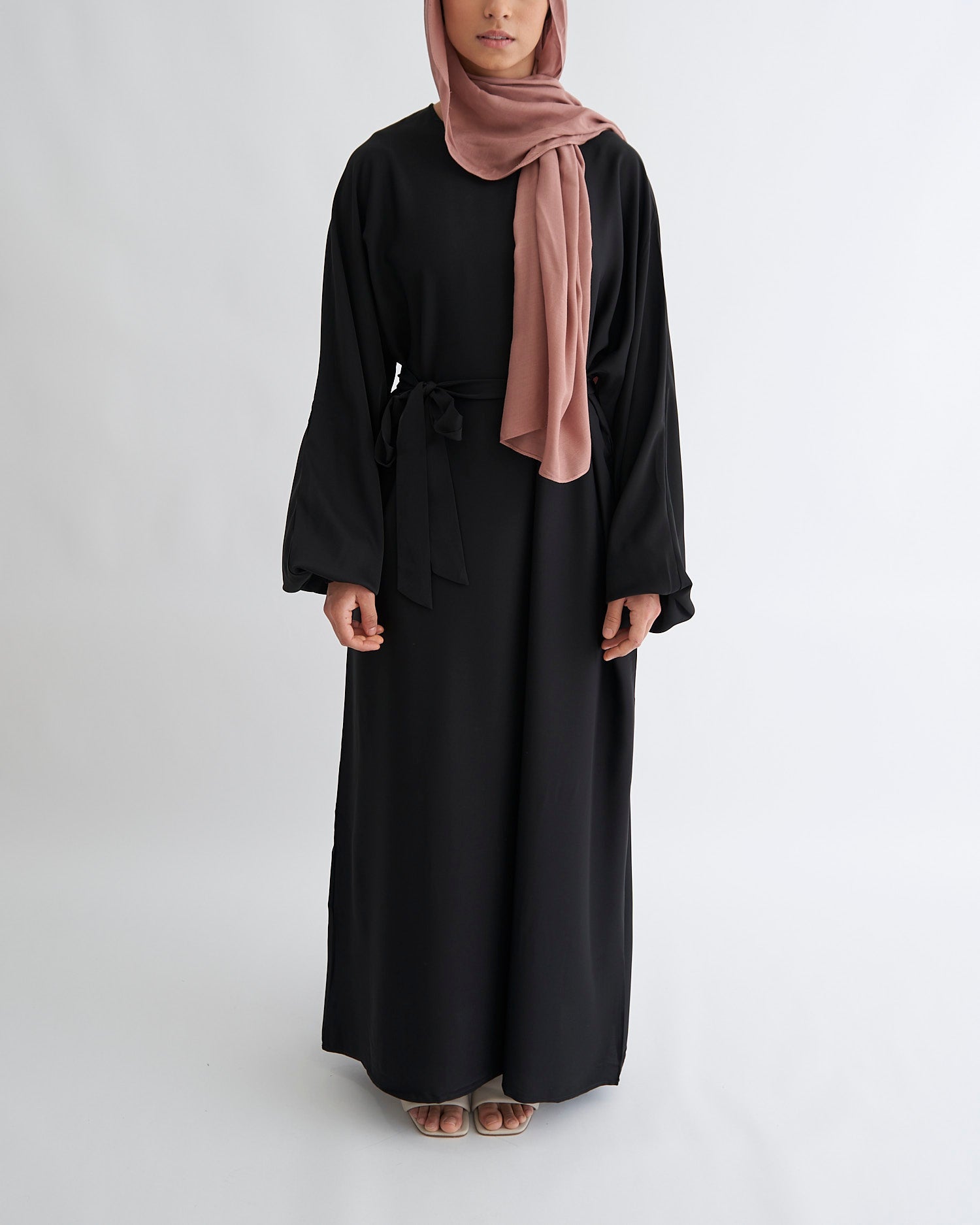 Essential Abaya mit Manschetten - Schwarz