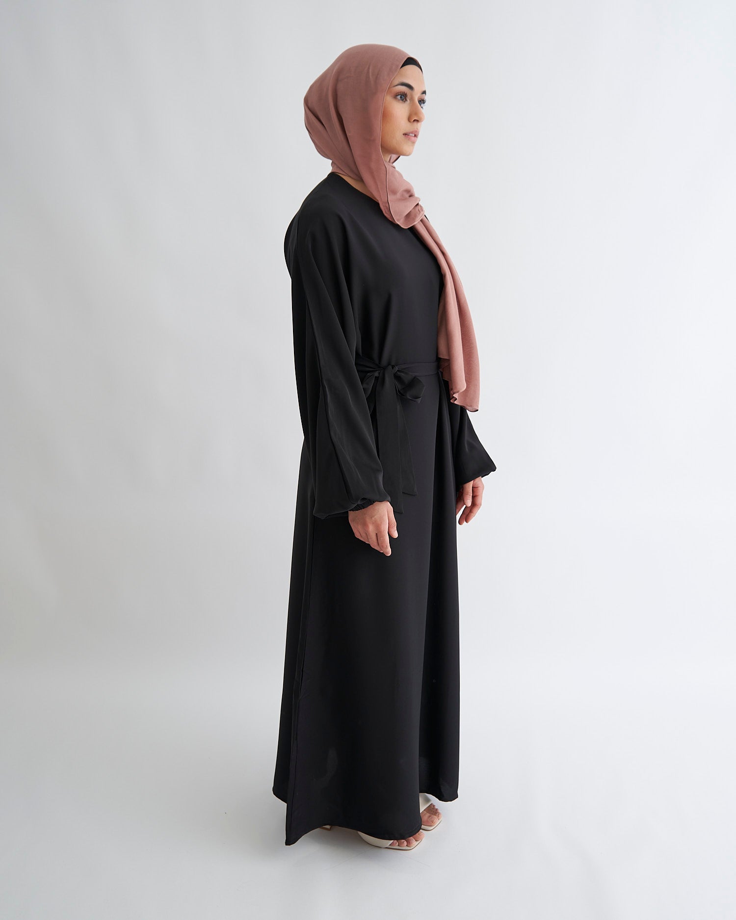 Essential Abaya mit Manschetten - Schwarz