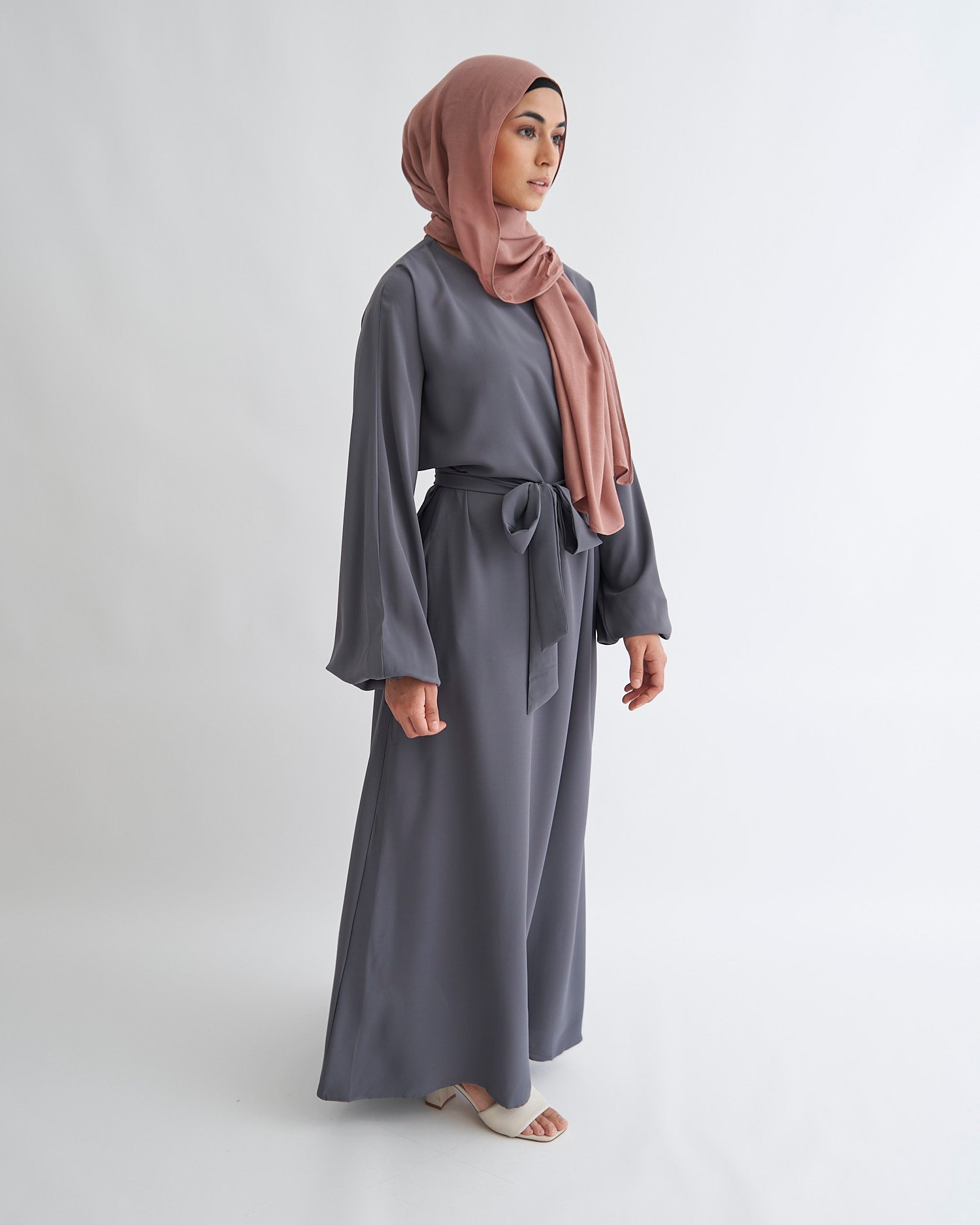 Essential Abaya mit Manschetten - Grau